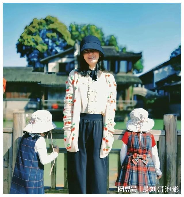 42岁谢娜练空中瑜伽腰间没有一丝赘肉真的好少女(图5)