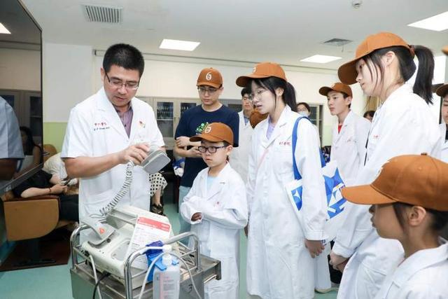 心血管内科隐藏着“健身房”？医生穿着铅衣进行高难度心脏介入手术！青少年走进六院感知心内科奥秘(图4)