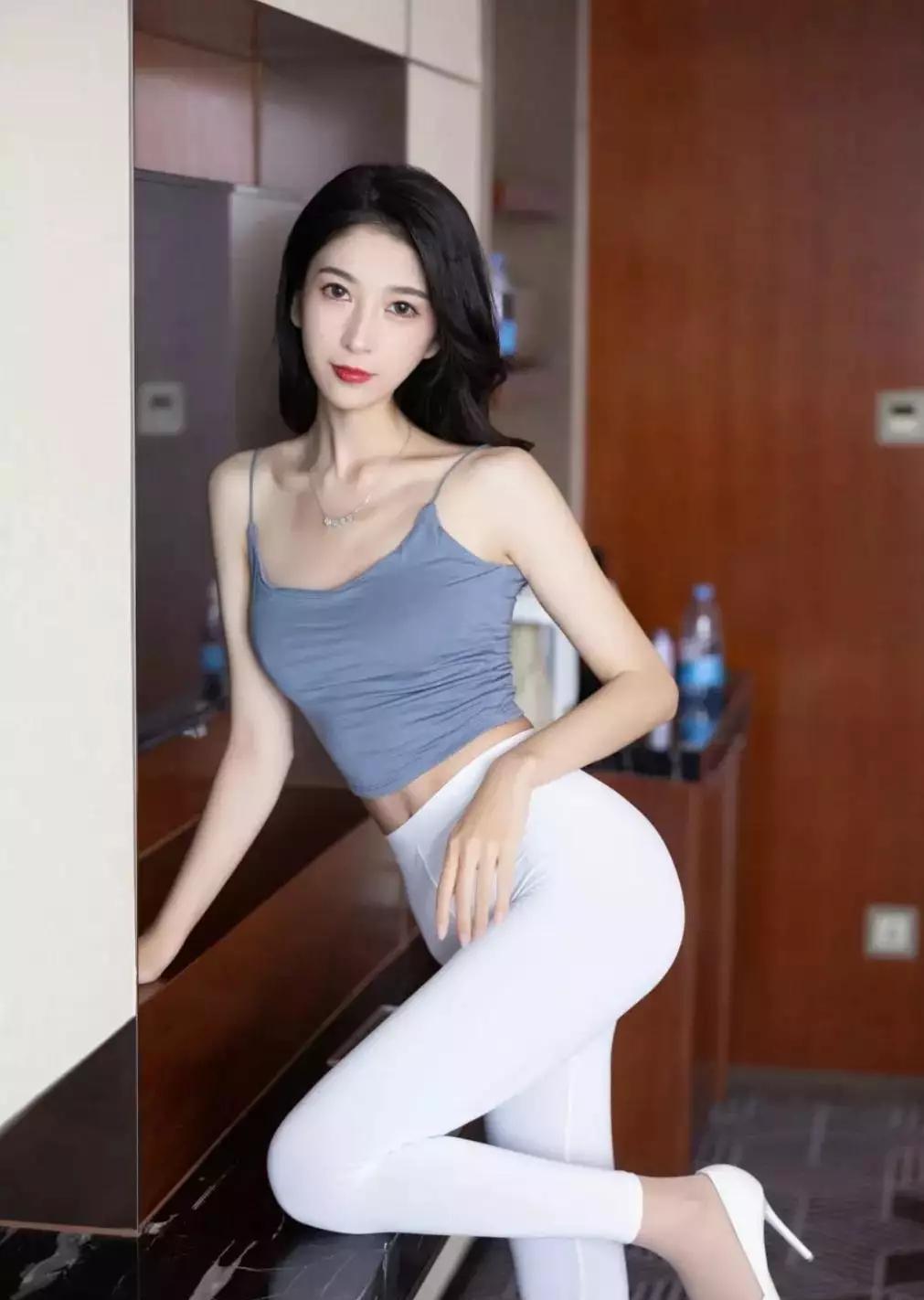 跟着小姐姐一起练瑜伽凹凸有致的身材看着真“得劲”(图2)