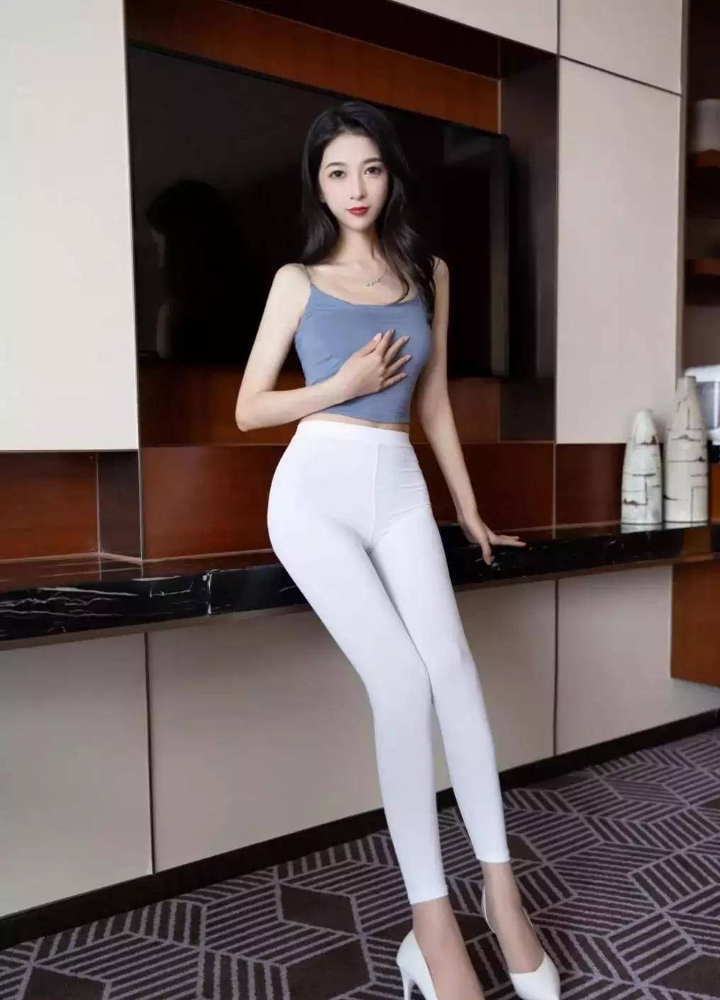 跟着小姐姐一起练瑜伽凹凸有致的身材看着真“得劲”(图4)