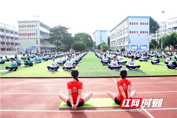 娄底：高三学子集体练瑜伽平心静气迎高考(图2)