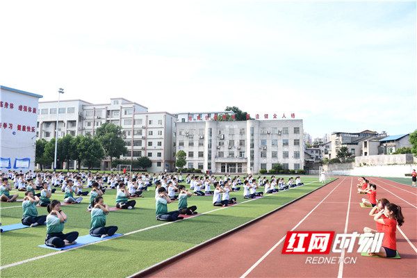 娄底：高三学子集体练瑜伽平心静气迎高考(图1)