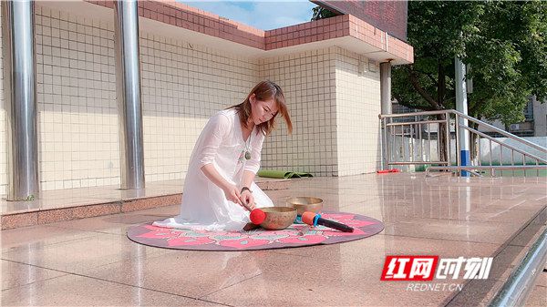娄底：高三学子集体练瑜伽平心静气迎高考(图3)