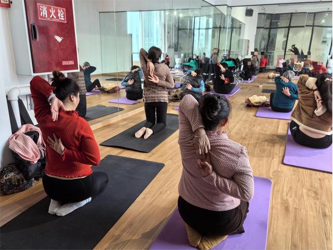舒缓身心从“心”出发这一社区开展瑜伽体验班活动(图1)