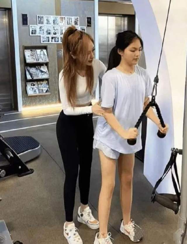 王诗龄瘦20斤似换个人穿瑜伽裤身材不输超模小V脸美到认不出(图2)