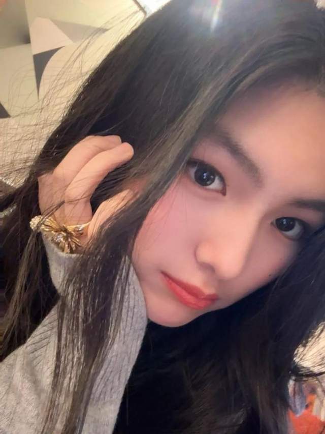 王诗龄瘦20斤似换个人穿瑜伽裤身材不输超模小V脸美到认不出(图1)