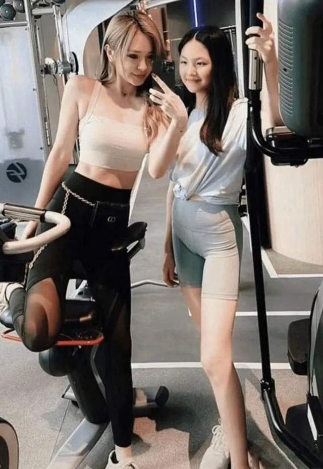 王诗龄瘦20斤似换个人穿瑜伽裤身材不输超模小V脸美到认不出(图3)