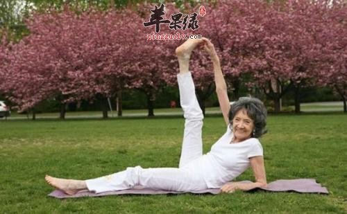老年人练习瑜伽的注意事项(图1)
