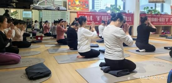 天回长胜社区愉悦心境加倍美丽——瑜伽体验活动(图2)