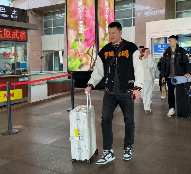 广东启程山西！杜锋穿着潮流朱芳雨+众将淡定小将拿瑜伽垫！(图5)