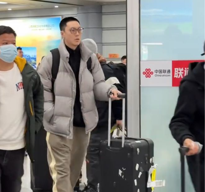 广东启程山西！杜锋穿着潮流朱芳雨+众将淡定小将拿瑜伽垫！(图3)