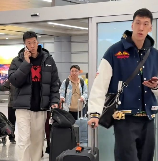 广东启程山西！杜锋穿着潮流朱芳雨+众将淡定小将拿瑜伽垫！(图2)