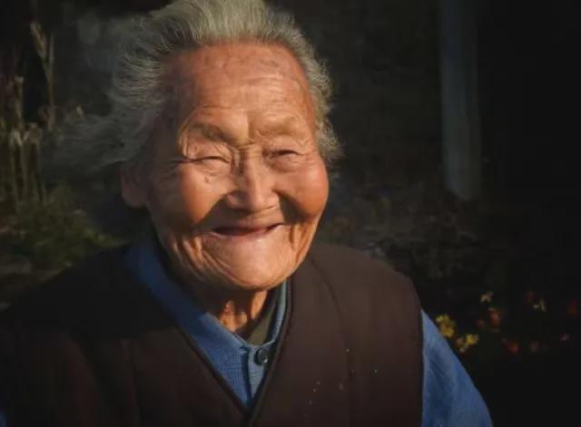 能活到90岁的老人大部分都是在60岁时戒掉了这5件事！(图1)