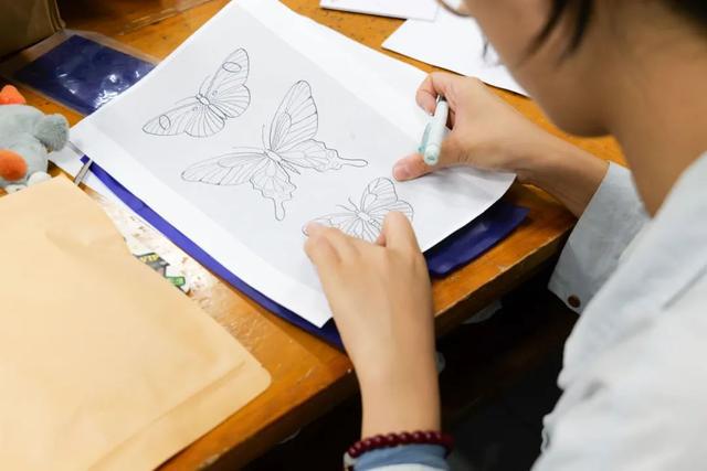 制作掐丝珐琅、练瑜伽、拍摄微电影……盘点安徽新华学院硬核又有趣的选修课(图1)