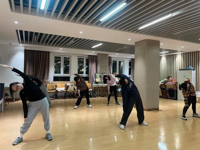 搏击燃脂、尊巴、有氧操……徐汇市民健身夜校火热开课！(图1)