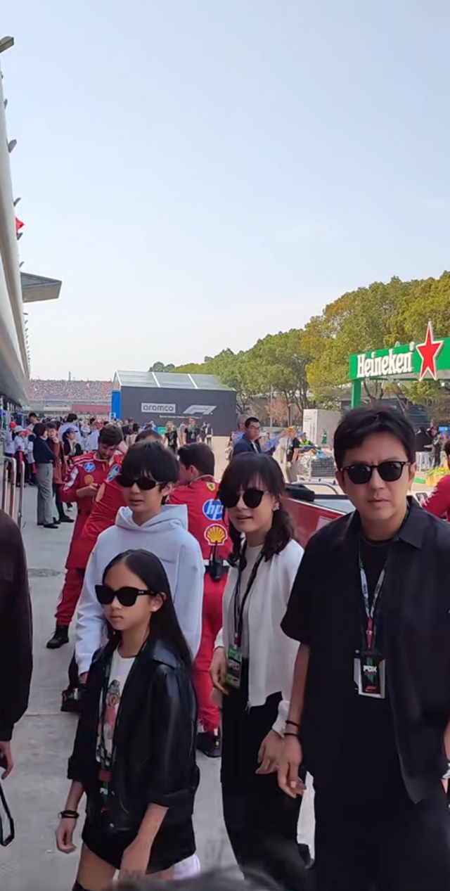 邓超孙俪一家F1观赛10岁小花戴耳钉墨镜超会打扮兄妹都好惹眼(图4)