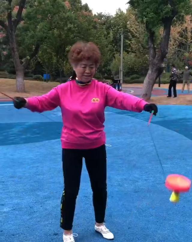 抖空竹传承文化强健体魄的民俗体育！(图2)