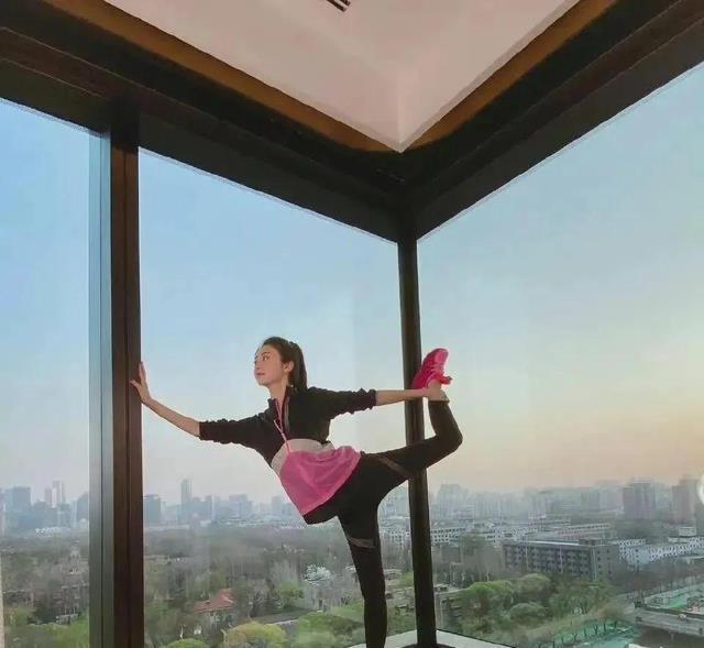 景甜穿瑜伽服在大户型豪宅里晒运动身材棒体态好好想拥有(图2)