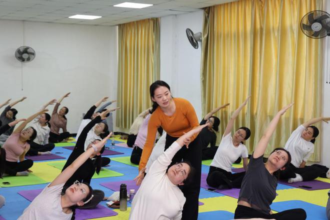 郑州财经学院第三期教职工瑜伽培训班顺利开班(图2)