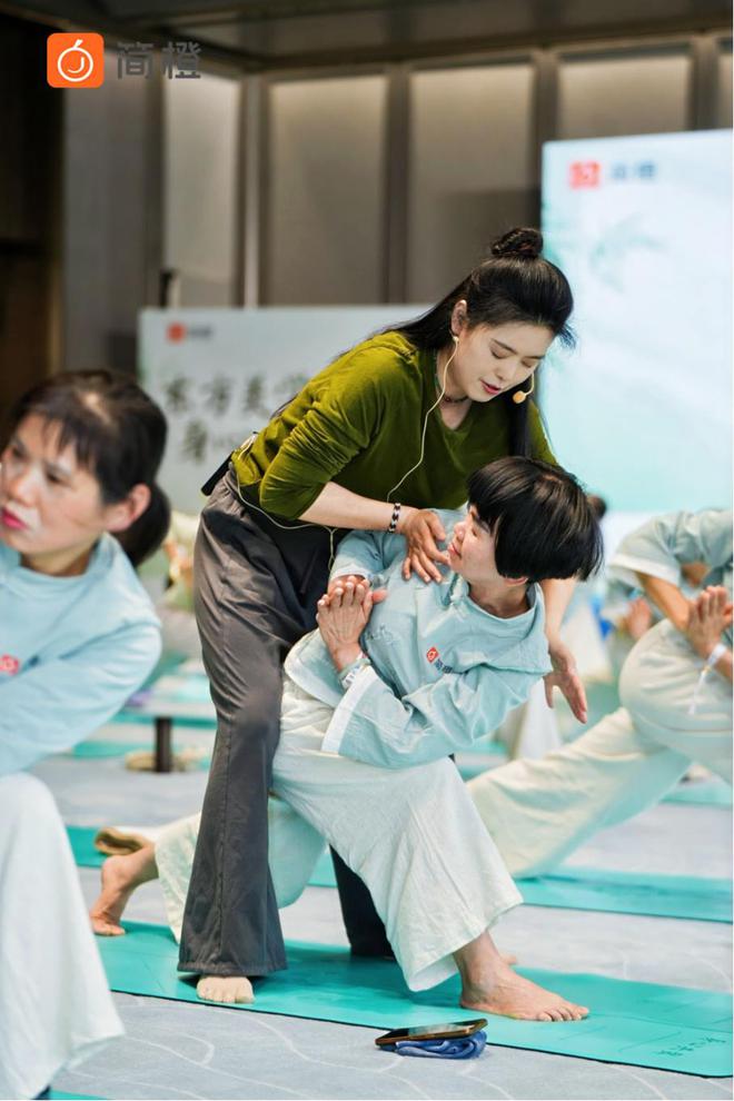 简橙App：搭建优质兴趣教育平台引领乐龄女性瑜伽习练新风尚(图3)
