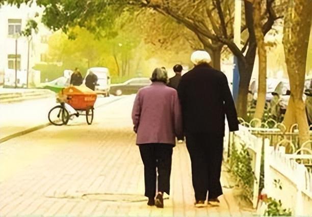 最新研究发现：中老年人不适合天天散步？这么做会让自己更累？(图1)