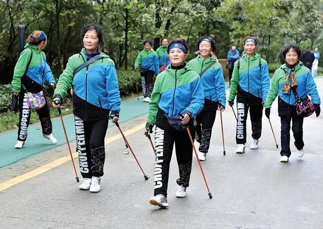 最新研究发现：中老年人不适合天天散步？这么做会让自己更累？(图2)