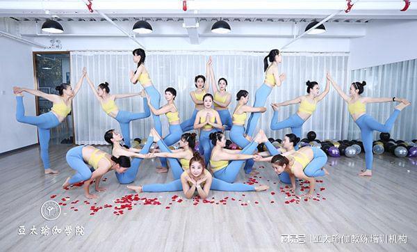 瑜伽老师精选12个必练动作(图3)