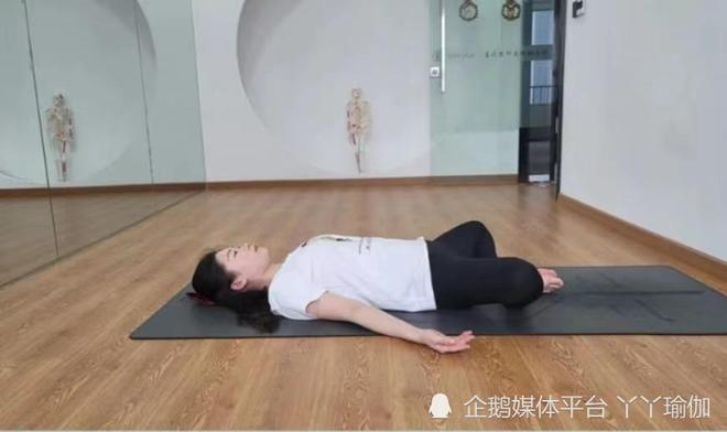 每天晨起练这五个瑜伽体式排毒养颜消水肿(图1)