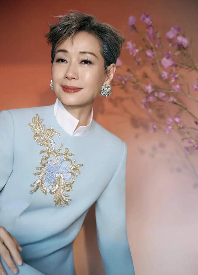 春晚的叶童才是时尚界的白月光寸头、国风装气质独一份儿(图7)