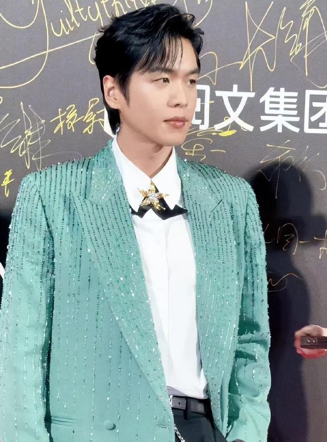 新加坡这晚被“发胖”的李沁惊艳整个人面相变了美而不自知(图2)