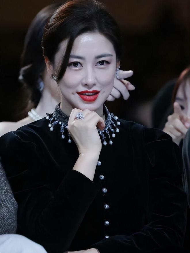 新加坡这晚被“发胖”的李沁惊艳整个人面相变了美而不自知(图3)