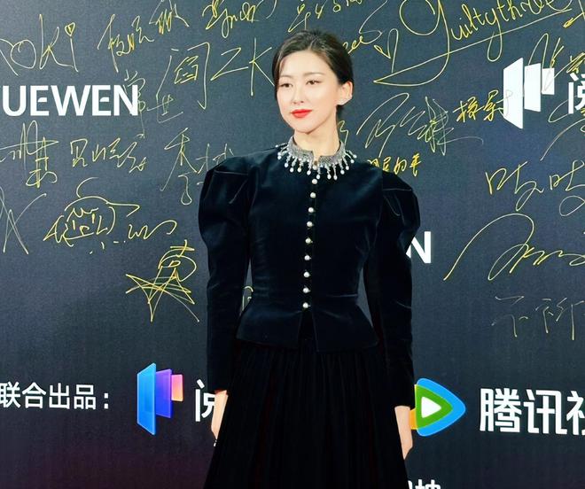 新加坡这晚被“发胖”的李沁惊艳整个人面相变了美而不自知(图4)