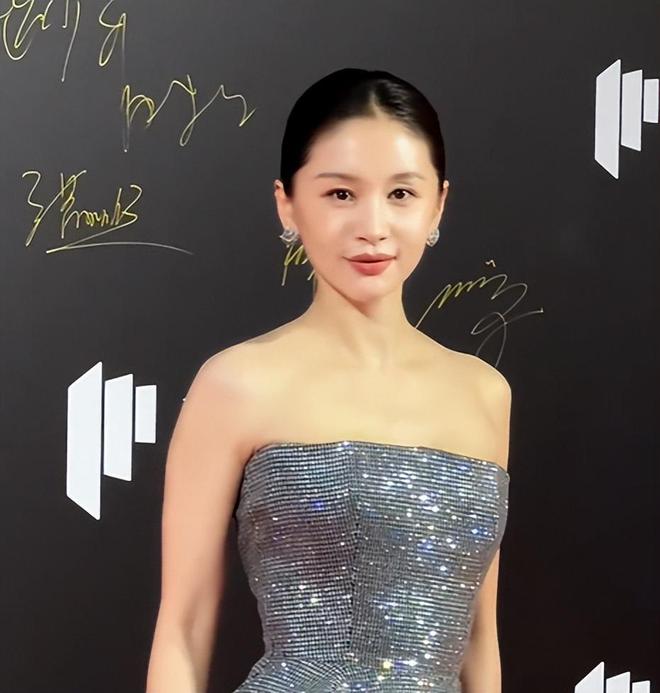 新加坡这晚被“发胖”的李沁惊艳整个人面相变了美而不自知(图6)