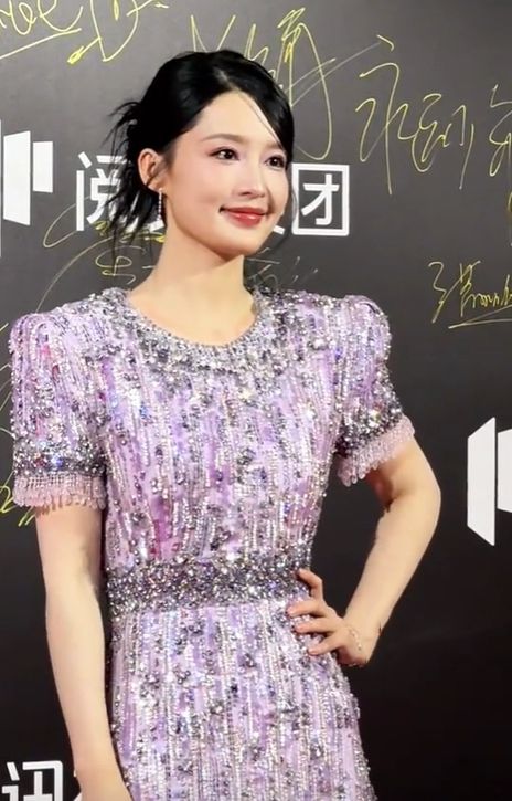 新加坡这晚被“发胖”的李沁惊艳整个人面相变了美而不自知(图12)
