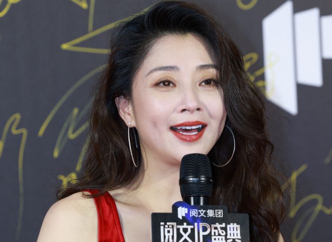 新加坡这晚被“发胖”的李沁惊艳整个人面相变了美而不自知(图11)