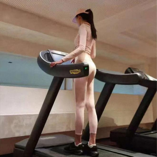 惊艳全网！50岁林志玲穿粉瑜伽服晒健身照极致臀腰比如冻龄少女(图1)