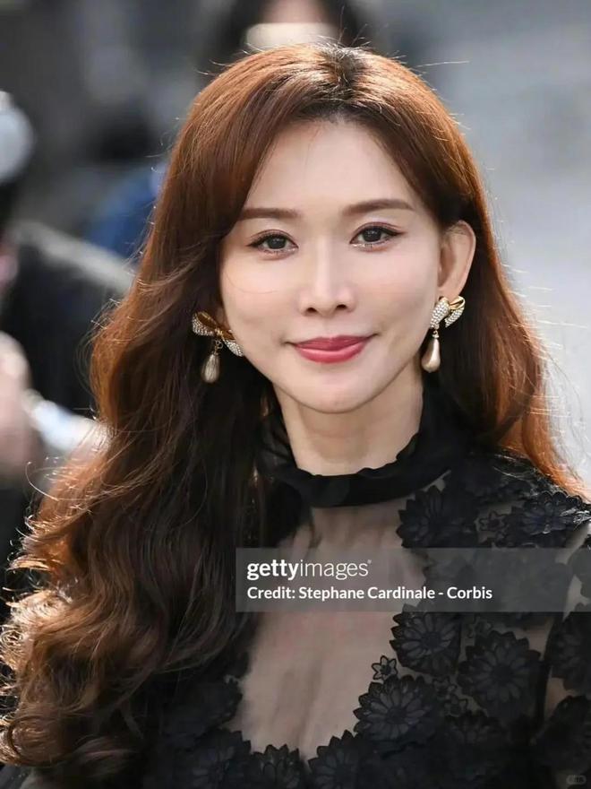 惊艳全网！50岁林志玲穿粉瑜伽服晒健身照极致臀腰比如冻龄少女(图2)