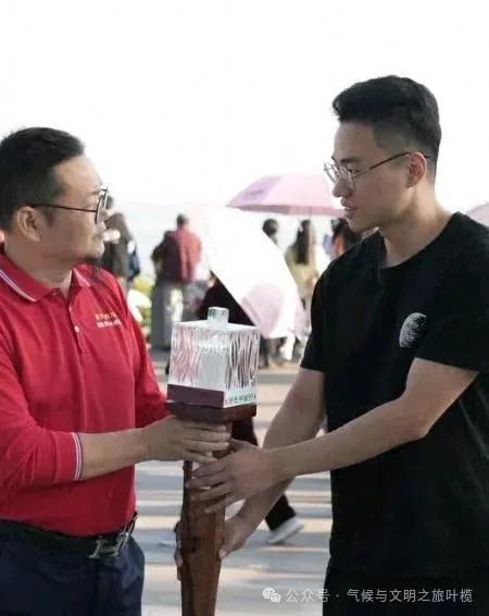 东风柳汽绿色中国行举办“气候会客厅”李彦波讲述《冰川之恋(图1)