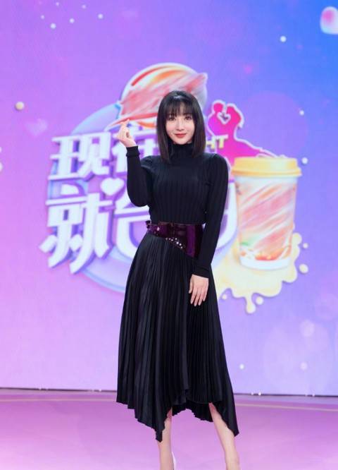 柳岩黑色瑜伽服优雅现身40+岁身材惹眼依旧(图11)