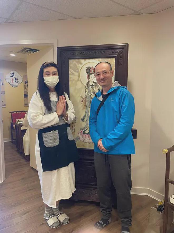 58岁王祖贤生图曝光！无修图额头赘肉堆叠眼睛刀痕明显认不出！(图1)