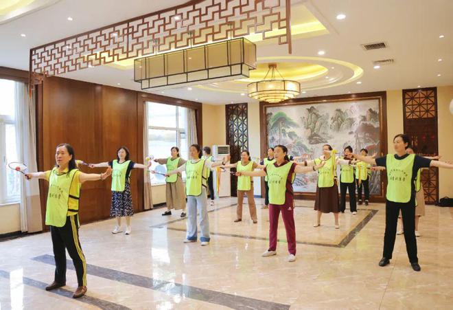 感知山东德州市第七人民医院减重训练营柔力球开练(图1)