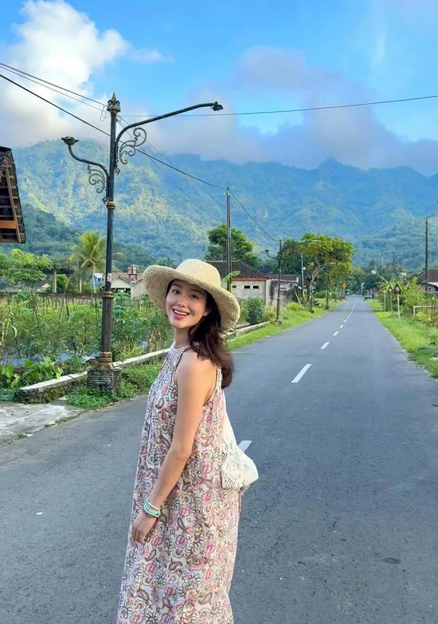 杨采钰晒孕期美照！素颜韵味十足坚持瑜伽锻炼纤细得让人羡慕(图1)