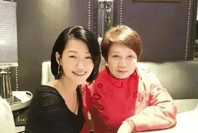 小S婆婆澳门旅游眼含泪光心情悲痛眼角淤青疑似受伤！(图6)
