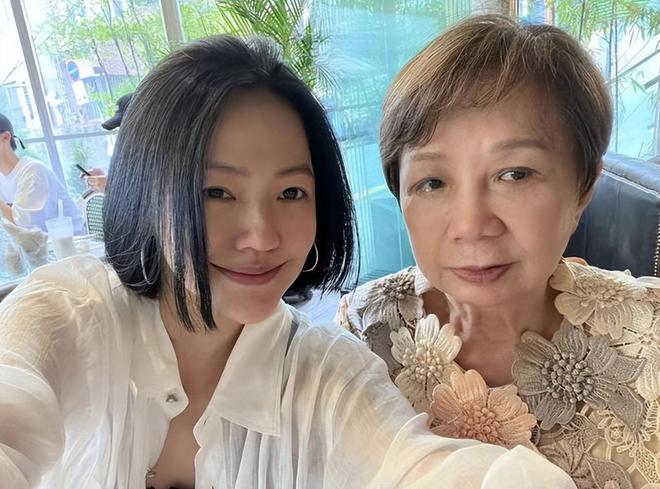 小S婆婆澳门旅游眼含泪光心情悲痛眼角淤青疑似受伤！(图7)