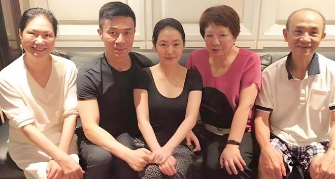 小S婆婆澳门旅游眼含泪光心情悲痛眼角淤青疑似受伤！(图8)