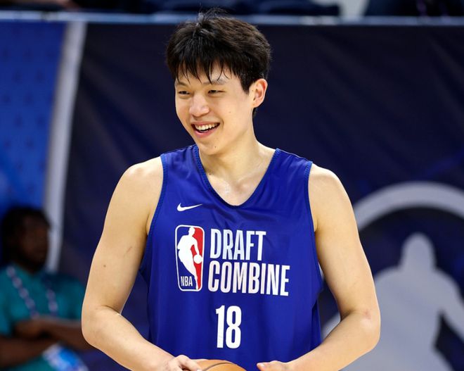 首秀表现出彩！杨瀚森高效率拿下12分2助攻提升选秀预期(图1)