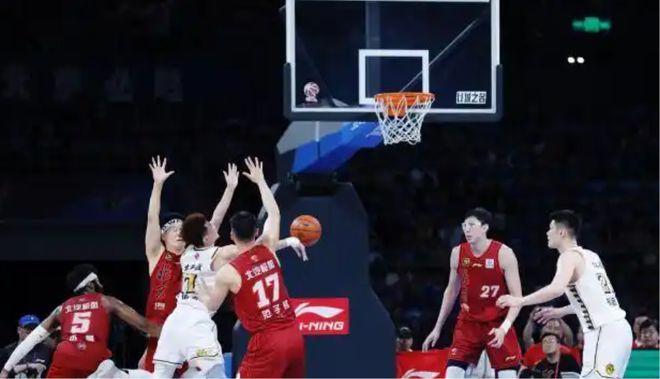 许利民执教引众怒！无应变主动丢分周琦被用废攻守毫无策略！(图1)