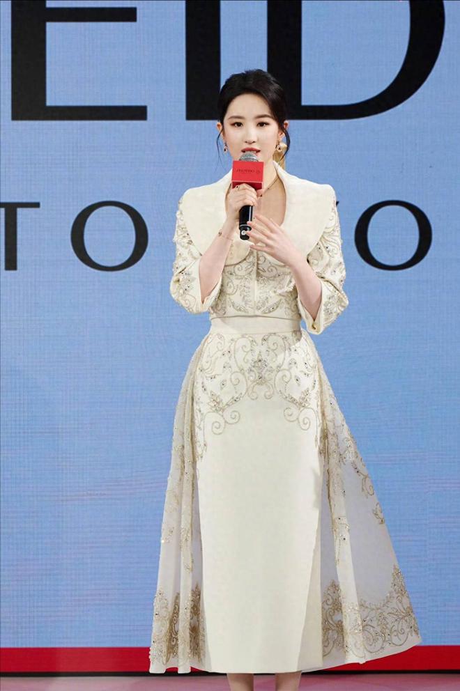 37岁刘亦菲上海亮相把白色礼服穿出高级感气质让人羡慕(图1)