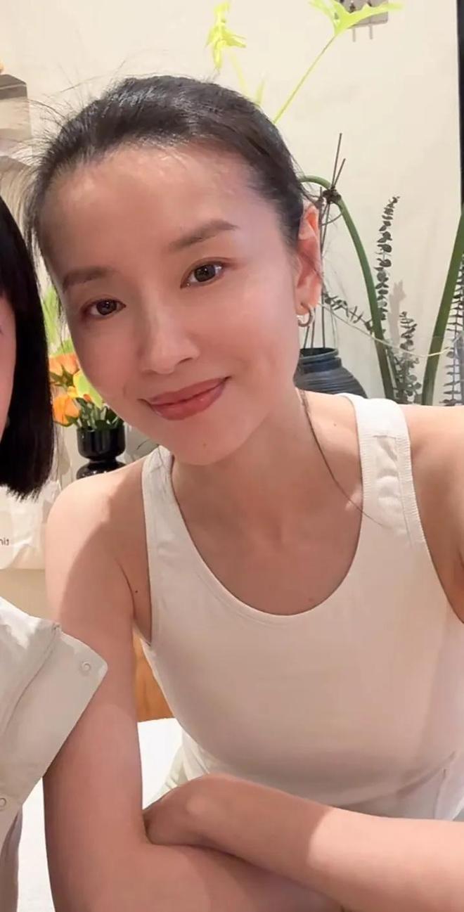 45岁董洁带儿子回老家大连16岁顶顶头圆发质好陪妈妈练瑜伽(图2)