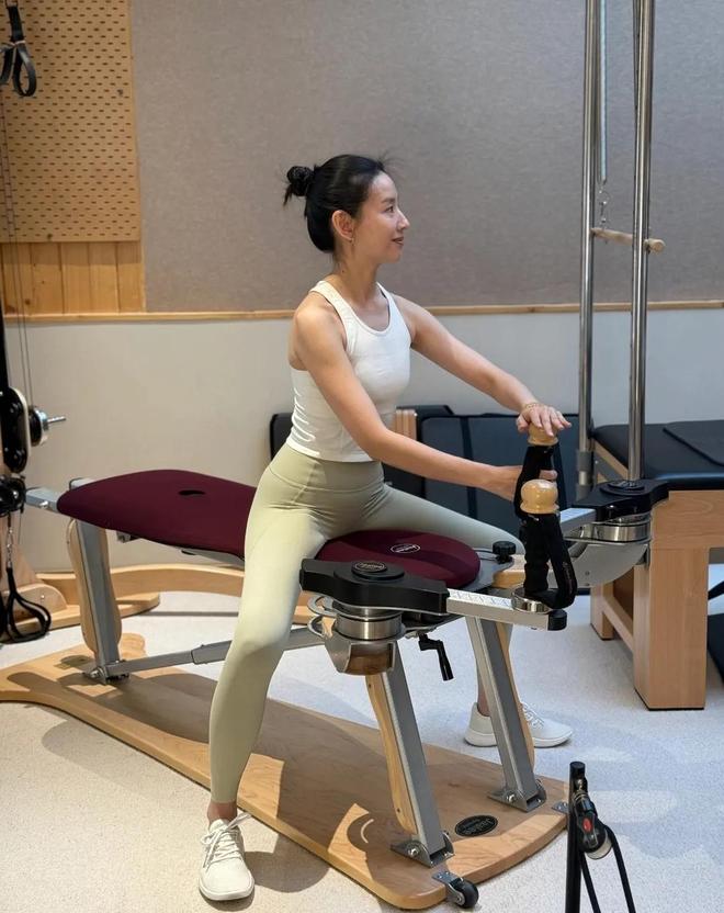 45岁董洁带儿子回老家大连16岁顶顶头圆发质好陪妈妈练瑜伽(图4)